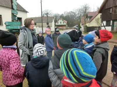 Die Museumsleiterin Frau Hansche bemerkte sofort, wie viel die Kinder &uuml;ber das Leben in fr&uuml;herer Zeit wissen. 