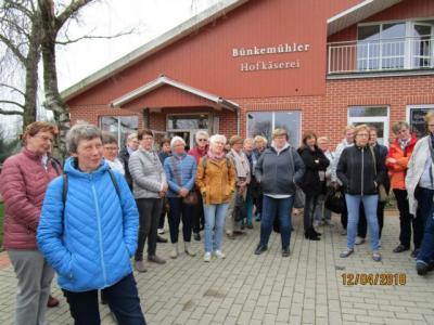 ie Reisegruppe vor der Betriebsbesichtigung   (Bild vergr&ouml;&szlig;ern)