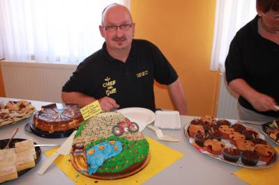Carsten Meyer fertigte eine Torte f&uuml;rs Anradeln nach Dretzen  (Bild vergr&ouml;&szlig;ern)