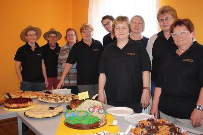 Frauen vom Dretzener Feuerwehrverein verkauften Kuchen  (Bild vergr&ouml;&szlig;ern)