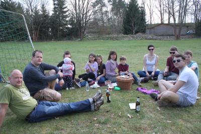 Radler aus Wutzow - Picknickstimmung auf dem Festplatz in Dretzen  (Bild vergr&ouml;&szlig;ern)