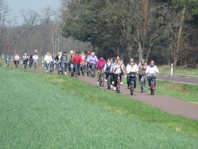&uuml;ber 60 Radler radelten am 15. 04. von Ziesar aus nach Dretzen  (Bild vergr&ouml;&szlig;ern)