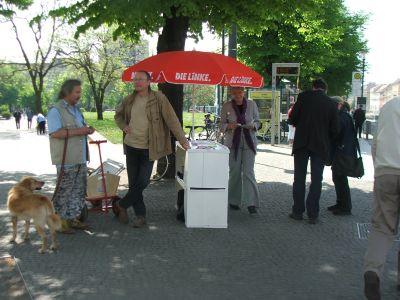 Foto des Albums: Volksbegehren gestartet: Unterschriftenaktion der Linken für das Sozialticket (08.05.2008)