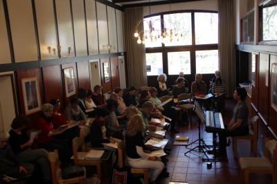 Intensive Chorarbeit mit unserem Chorleiter Henning Schneider   (Bild vergr&ouml;&szlig;ern)