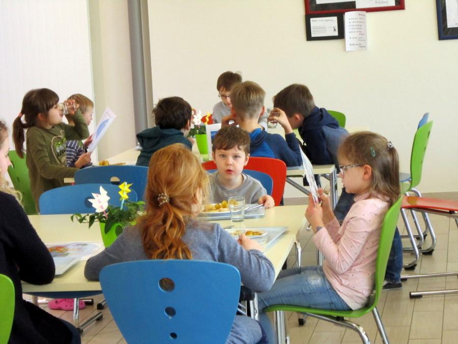 Bild: Studieren der Tisch-Info