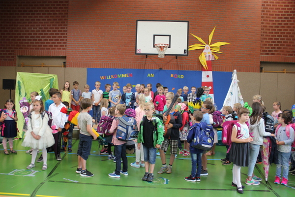 Bild: Traditionelles führen die Schulpaten die 1. Klässler zu ihrer 1. Unterrichtsstunde.
