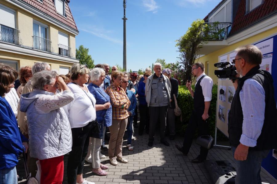 Bild: Vorstellung des geplanten Neubaus durch den Wohnparkleiter Herrn Raum