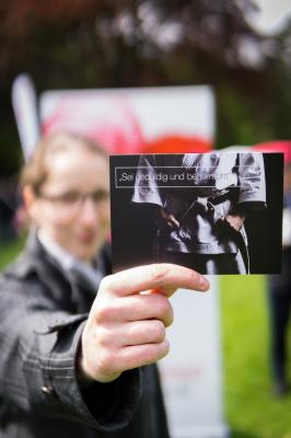 Anja mit einem Flyer 