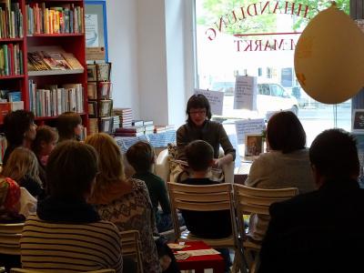 Vorschaubild: Natascha Sturm liest zur Kinder-Kulturnacht in der Buchhandlung am Markt (Foto: Astrid Jahn)