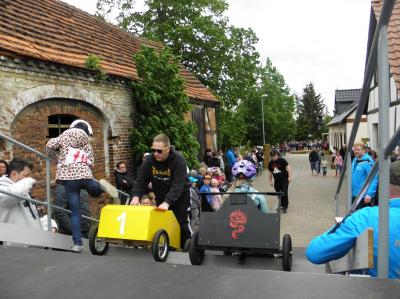 Foto des Albums: Obstkistenrennen und Maibaumrichten 2018 (16. 05. 2018)