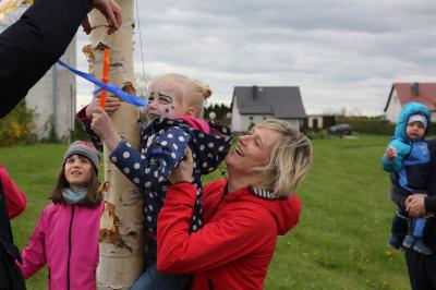Foto des Albums: Maubaum aufstellen / Kinder- und Familienfest in Leezen