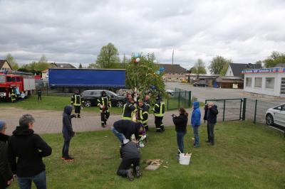 Foto des Albums: Maubaum aufstellen / Kinder- und Familienfest in Leezen