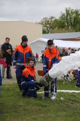 Foto des Albums: Maubaum aufstellen / Kinder- und Familienfest in Leezen