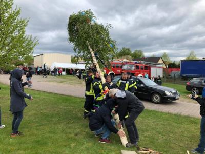 Foto des Albums: Maubaum aufstellen / Kinder- und Familienfest in Leezen