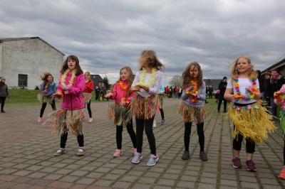 Foto des Albums: Maubaum aufstellen / Kinder- und Familienfest in Leezen
