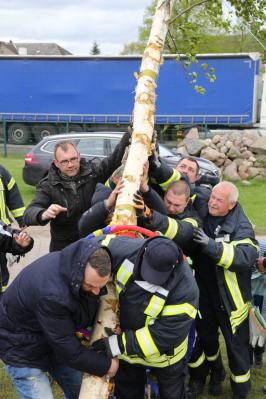 Foto des Albums: Maubaum aufstellen / Kinder- und Familienfest in Leezen