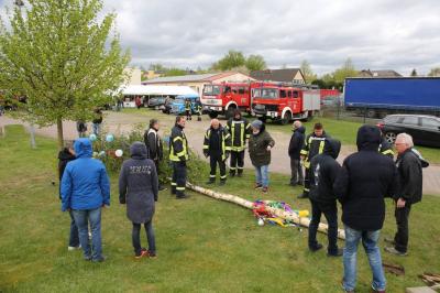 Foto des Albums: Maubaum aufstellen / Kinder- und Familienfest in Leezen