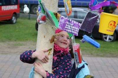 Foto des Albums: Maubaum aufstellen / Kinder- und Familienfest in Leezen