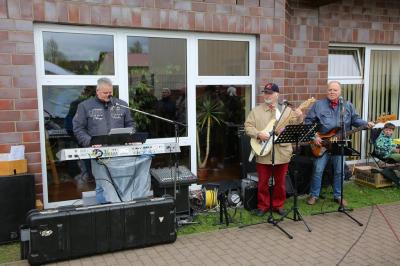 Foto des Albums: Maubaum aufstellen / Kinder- und Familienfest in Leezen