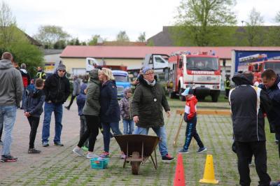 Foto des Albums: Maubaum aufstellen / Kinder- und Familienfest in Leezen