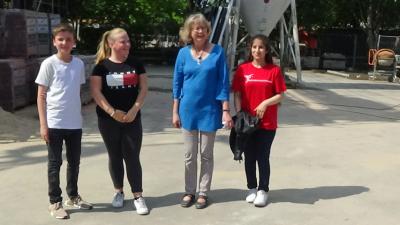Die Schulleiterin mit den Sch&uuml;lersprechern Miriam, Milena und Tyrell 