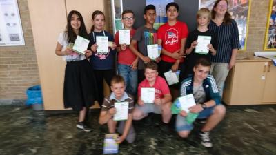 Sieger und Teilnehmer der Klassen 5 und 6 mit der Organisatorin Frau Sch&auml;ning. 