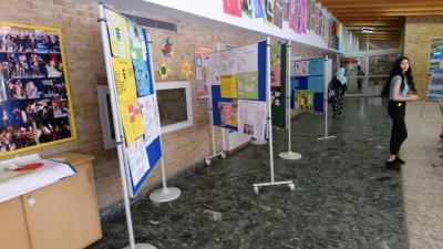 Foto des Albums: Plakatausstellung zu Elmshorner Firmen in der Pausenhalle