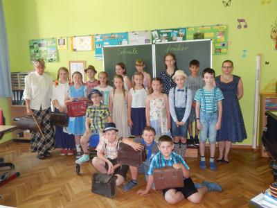 Foto des Albums: Schule früher Klasse 4a und 4b