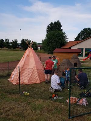 ...das neue Tipi entsteht...  (Bild vergr&ouml;&szlig;ern)