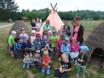 ...Freude &uuml;ber das neue Tipi...  (Bild vergr&ouml;&szlig;ern)