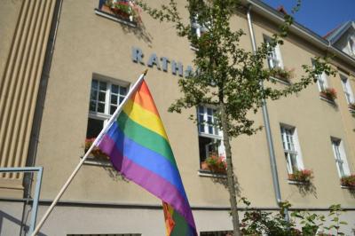 Foto des Albums: Hissen der Regenbogenflagge und Gedenkveranstaltung am 26. Juni 2018
