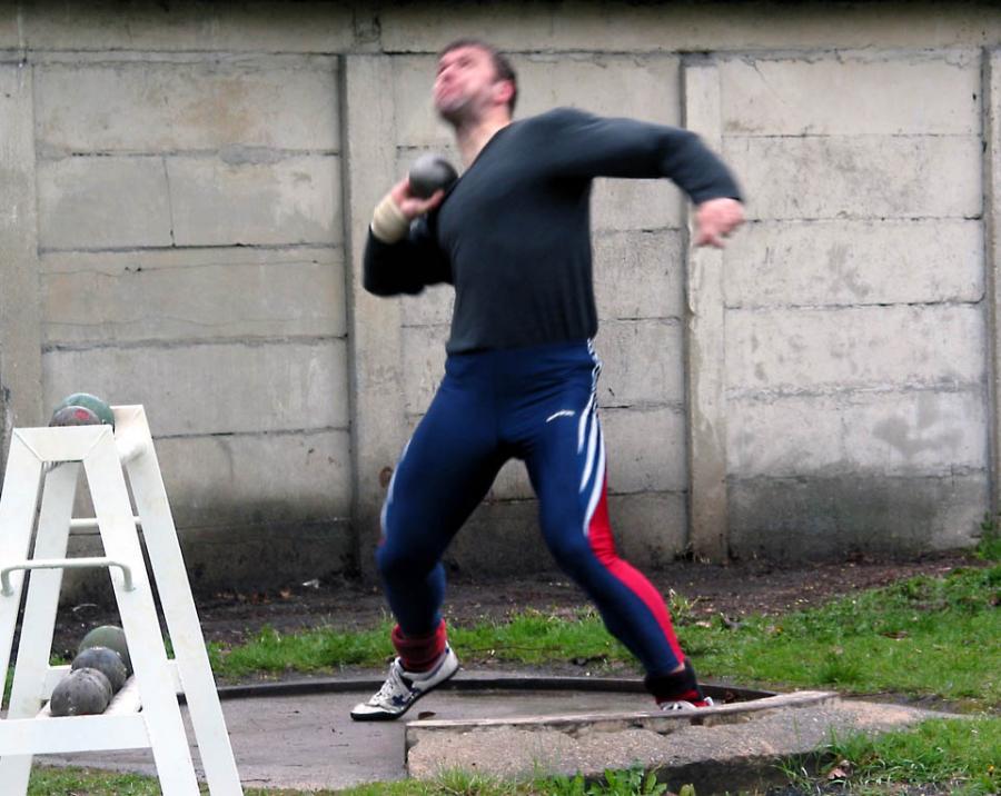 Bild: Die Kugelstoßer Thomas Lebsa -im Bild- und Stefan Kuch schafften die herausragenden Leistungen der Bahneröffnung