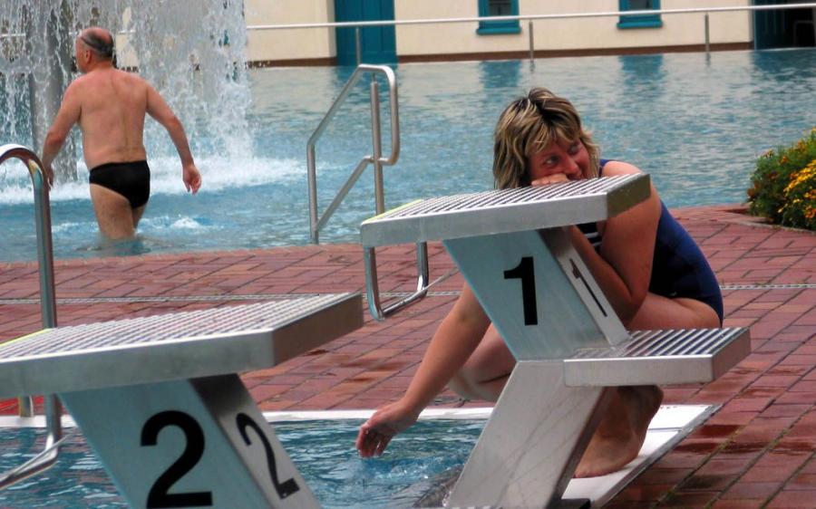 Bild: Für Leichtathletin Anke Kalbaß war erst mal Temperaturkontrolle angesagt während sich Senior Werner Witschetzky -im Hintergrund- ohne Scheu ins Wasser stürzte