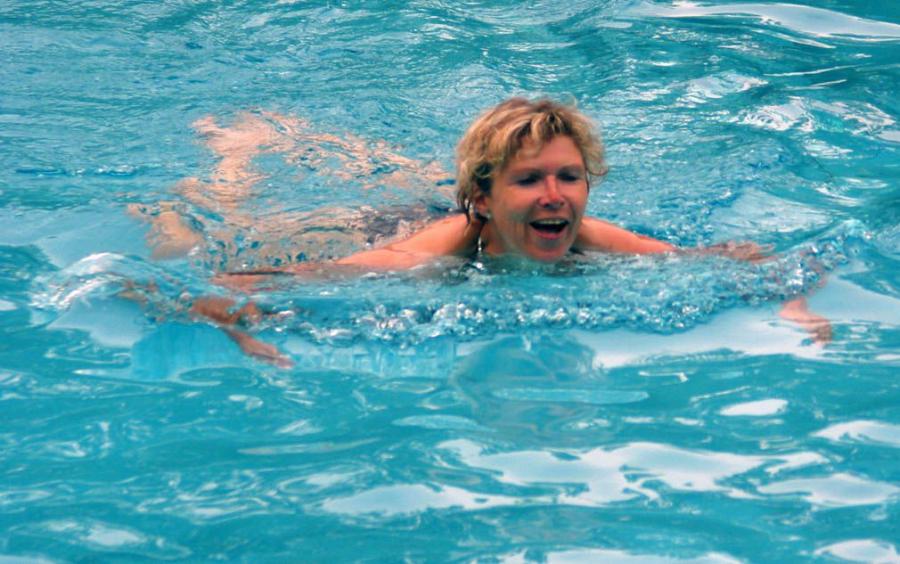 Bild: Schwerstarbeit leistete Almut Hentschel Nach der 200 m Pflichtstrecke absolvierte sie zusätzlich das 1000 m Schwimmen für die Ausdauernorm