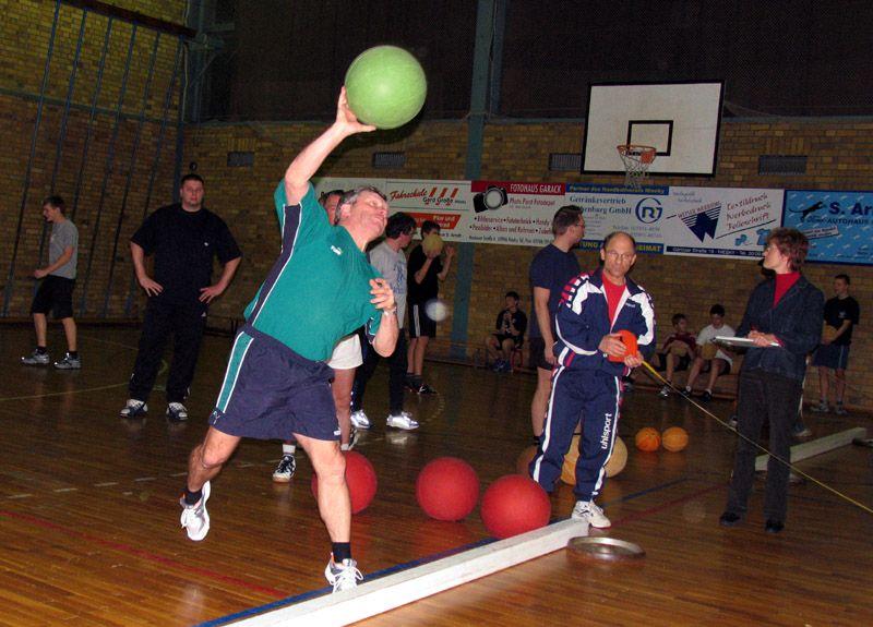Bild: Manfred König beim Medizinballstoß