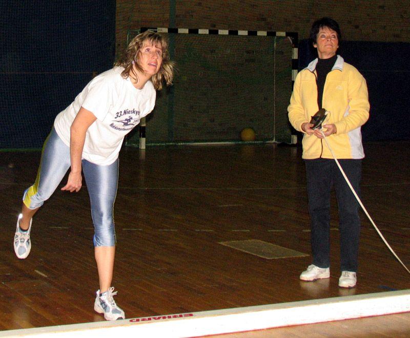 Bild: Jana Weise beim Medizinballstoß