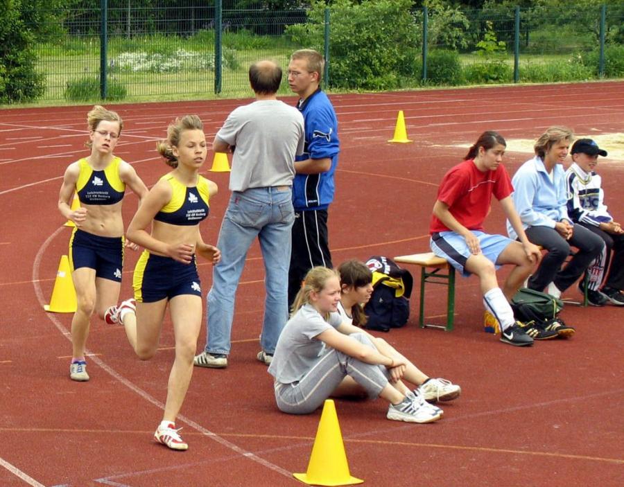 Bild: 800m der Mädchen B mit den Siegerinnen Maria Reider und Constanze Fürll von der TSG KW Bxb-WSW