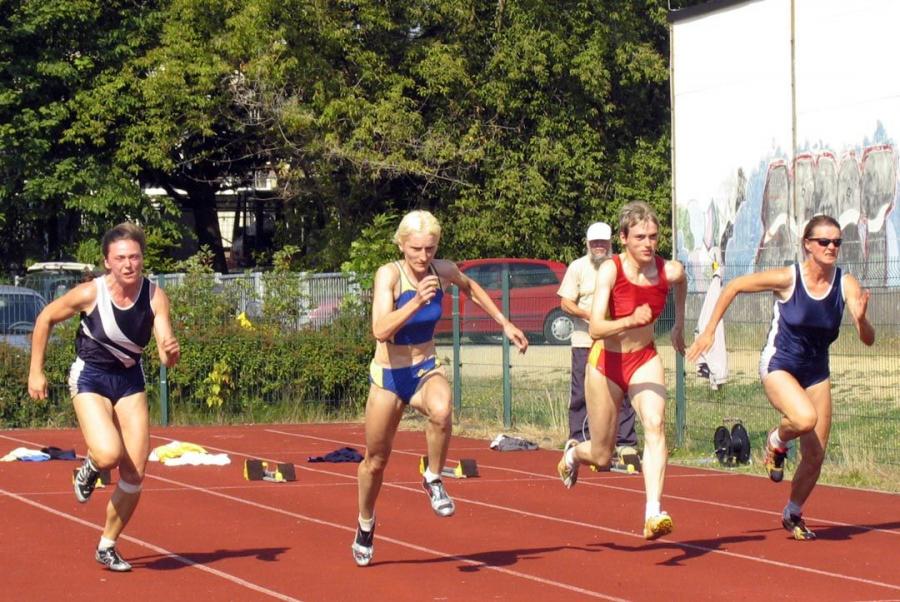 Bild: 4 Siegerinnen in einem Lauf- Silka Roßberg W30 Silvia Klimpfinger W35 Sigrun Engert Frauen und Jana Thierfelder W40 über 100 m