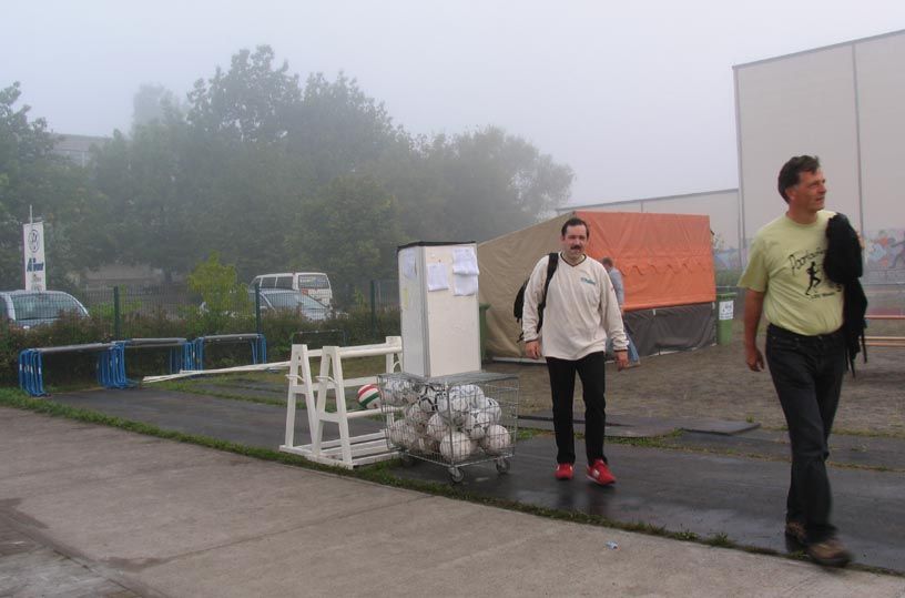 Bild: das Zeitnahmeteam im Morgennebel des zweiten Tages