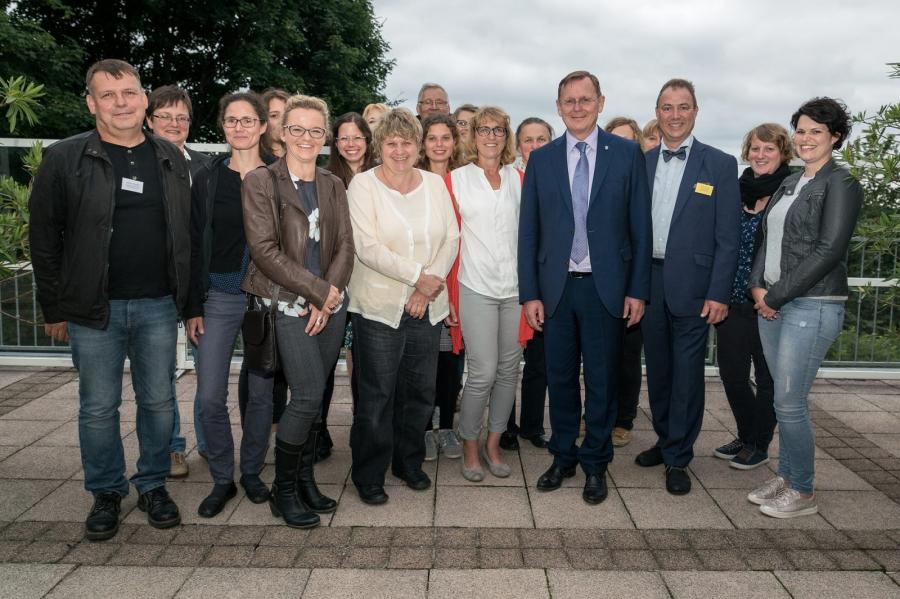 Bild: Die Mitarbeiter der Thüringischen Landschaftspflegeverbände mit Thüringens Ministerpräsident Bodo Ramelow