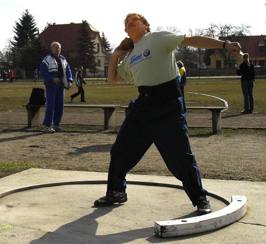 Bild: Manfred Klimsch hinten duelliert sich mit Harro Ritter Ring um M65-Kreisrekord