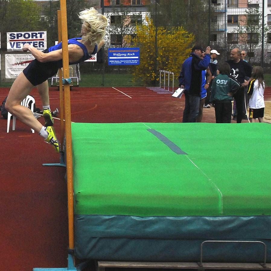 Bild: Silvia Klimpfinger schafft sehr gute 1m46 im Hoch W40