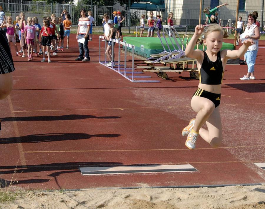 Bild: Tina Lange aus Görlitz demonstrierte in der W8 beachtliches Talent für die Sprint und Sprungdisziplinen der Leichtathletik
