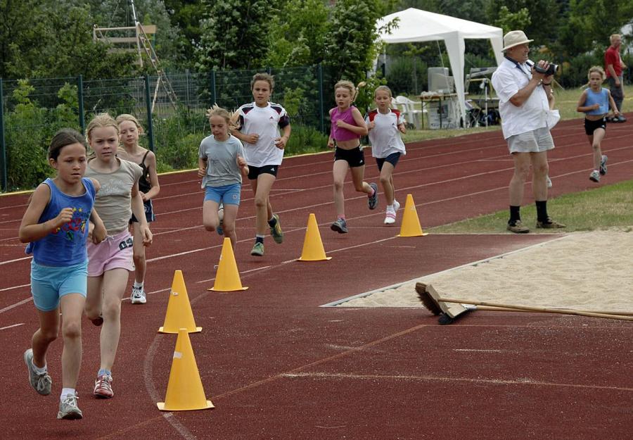 Bild: Mädchen W9 im 800 m Lauf