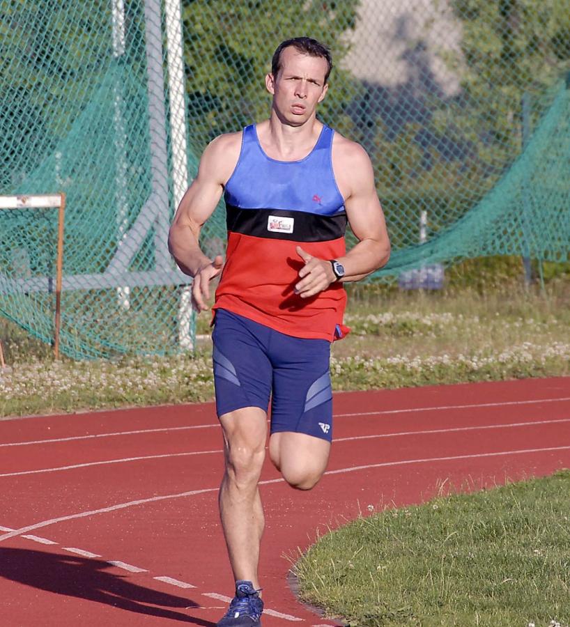 Bild: Zehnkampf-Kreisrekordhalter der JuniorenKl Andreas Wende mit Test vor MKM
