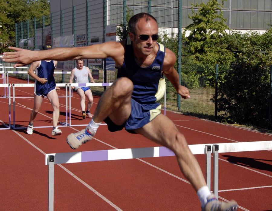 Bild: Landesmeister M 40 Michael Lüdtke beim Hürdensprint