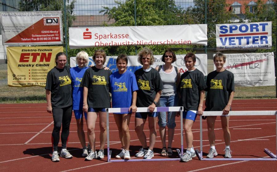 Bild: Gruß an die Sponsoren - Seniorinnen mit T-Shirt