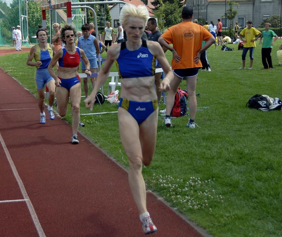Bild: Landesmeisterin Silvia Klimpfinger W40 über 800m