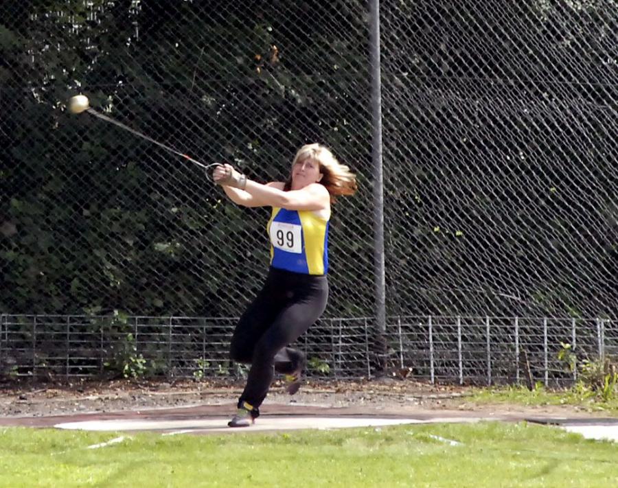 Bild: Christina Amboß schafft gute 34m44 mit dem Hammer