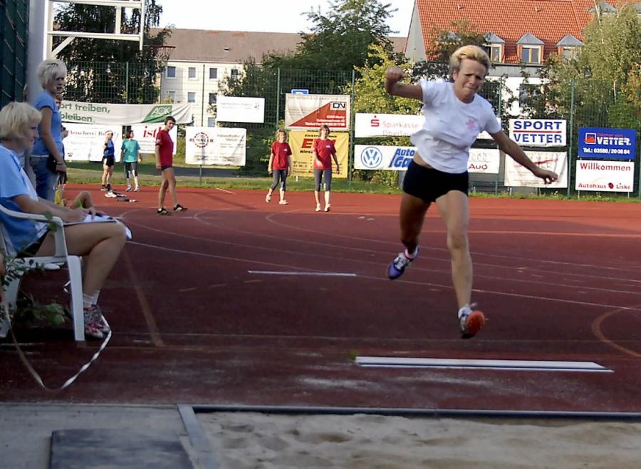 Bild: W50-EMeisterin Christina Friedrich beim Dreisprung